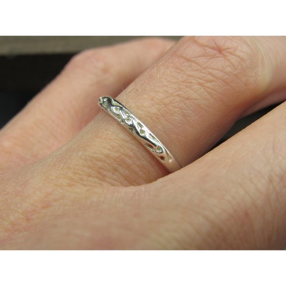 Size 8 Sterling Silver Odd Thin Pattern Band Ring - Picture 2 of 6